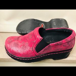 Klogs size 8-8 1/2